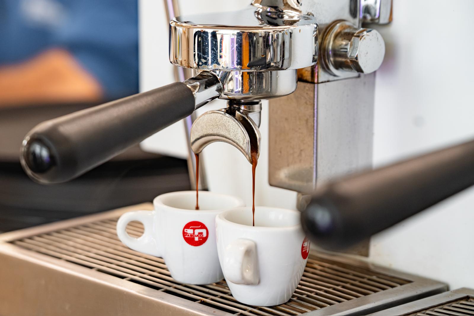 Erogazione di espresso nelle tazzine Pascucci